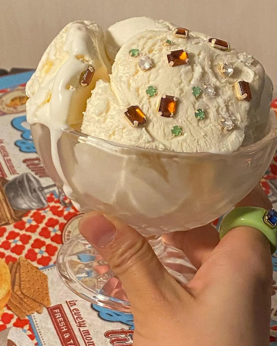 今年夏天，时尚圈流行戴假货