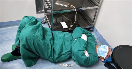 同事眼中的工作狂人？累得在手术室里瞌睡？这两位眼科医生火了