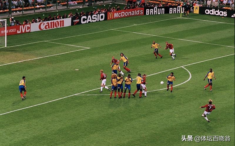 足球场禁区外的圆弧,足球禁区半圆弧是干什么的