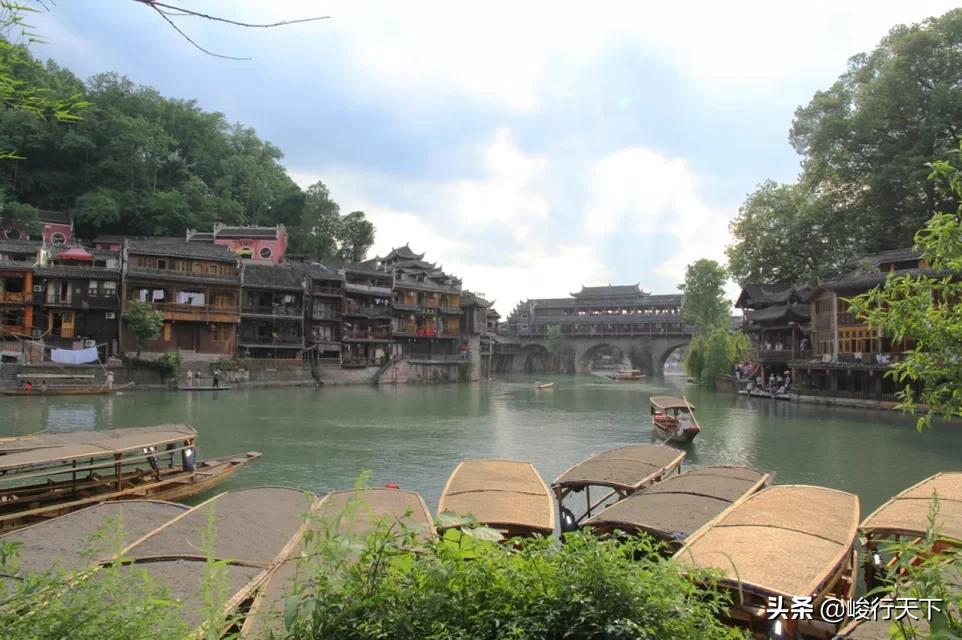 中国最美丽的小城，历经沧桑翘檐如翼的吊脚楼，缓缓流淌的沱江