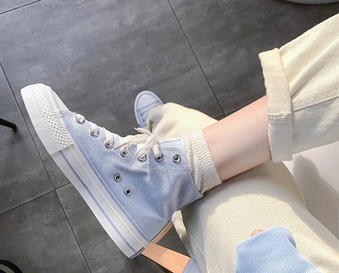 超好看又有少女心的高帮帆布鞋 (秋冬彩色帆布鞋穿搭女2021高级感)