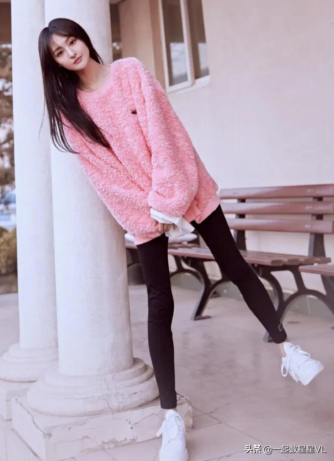 郑爽仗着人瘦任性，挑战女生嫌弃的无痕裤，没想到却显得膝盖好弯