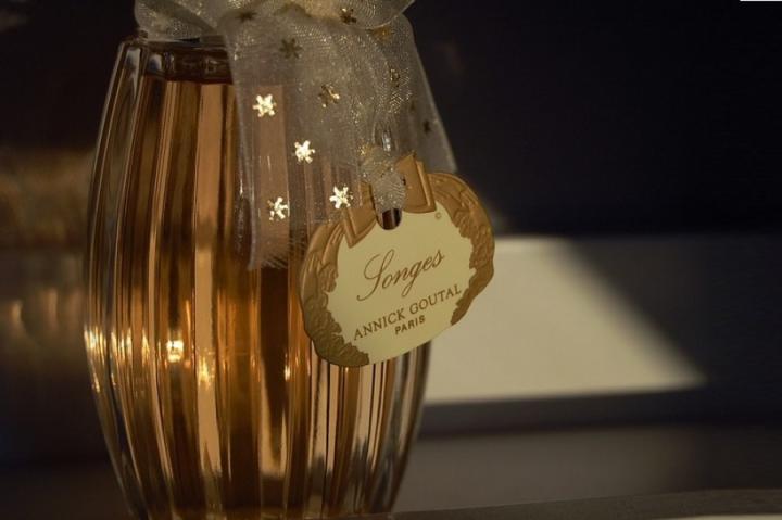 有什么适合小女生的香水,有没有特别的一款适合女人的香水