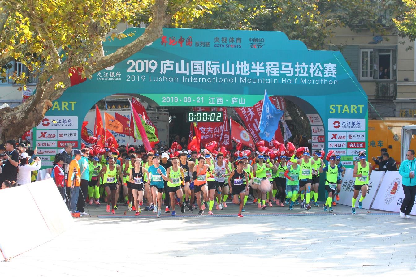 跑狐周记｜男子从*疆新**漂流到北冰洋英国壮汉拉1.8吨汽车跑马