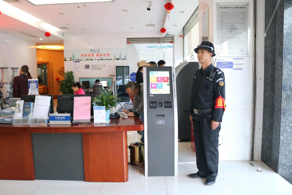 银行保安能做大堂经理的事吗,为什么银行保安一般人当不了