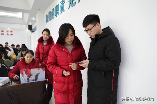 高校学子返乡不用愁 信阳火车站送票进校园（图）