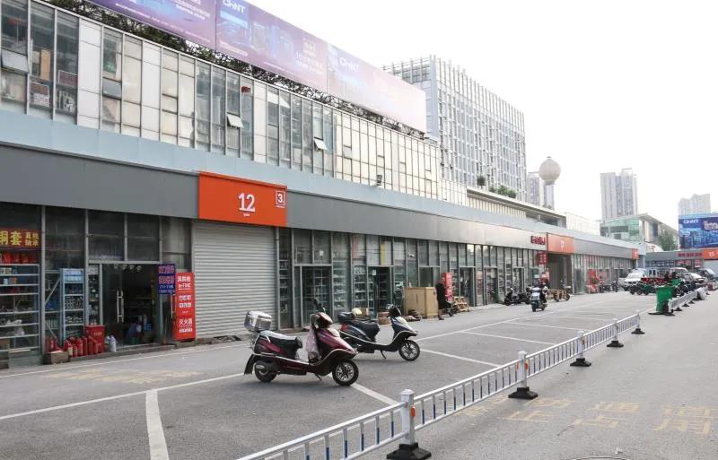 升级改造后的农贸市场夜景太美了,改造升级的农贸市场变靓了