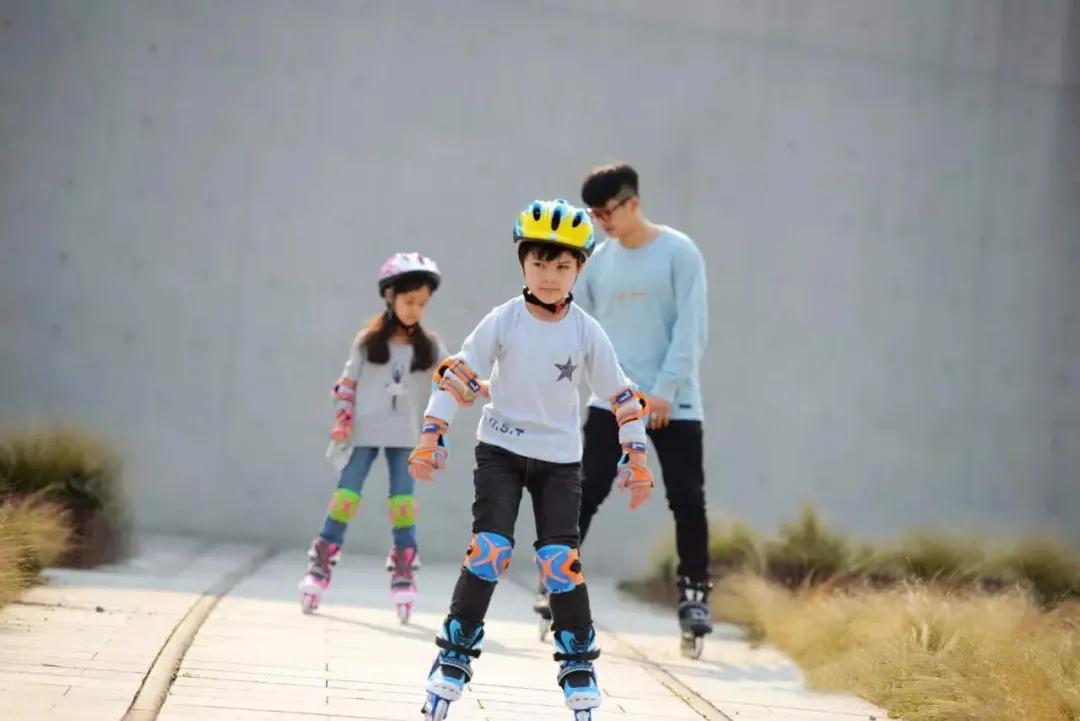 休闲轮滑教学,初学轮滑需要佩戴的护具的顺序