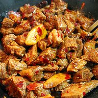 牛肉火锅最正宗做法,牛肉火锅的最正宗的做法视频