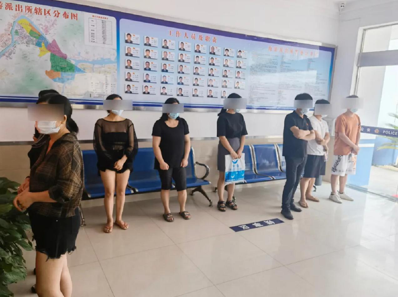 足浴技师帮客人养生,足浴店技师给客人洗脚