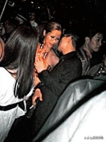 老公夜会嫩模转1万,小S却一个包背10年,这婚姻好不好她不知道?