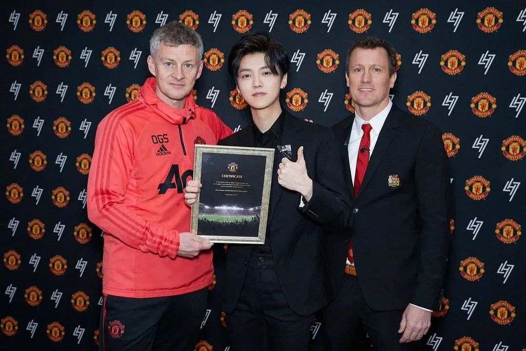 鹿晗采访时谈顶流,鹿晗足球视频集锦