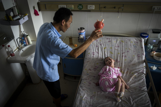 女婴患重症耽误治疗变“植物人”，母亲又患精神分裂一把火烧光家