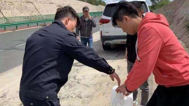 开车半路没油,开车半路没油迷路怎么办