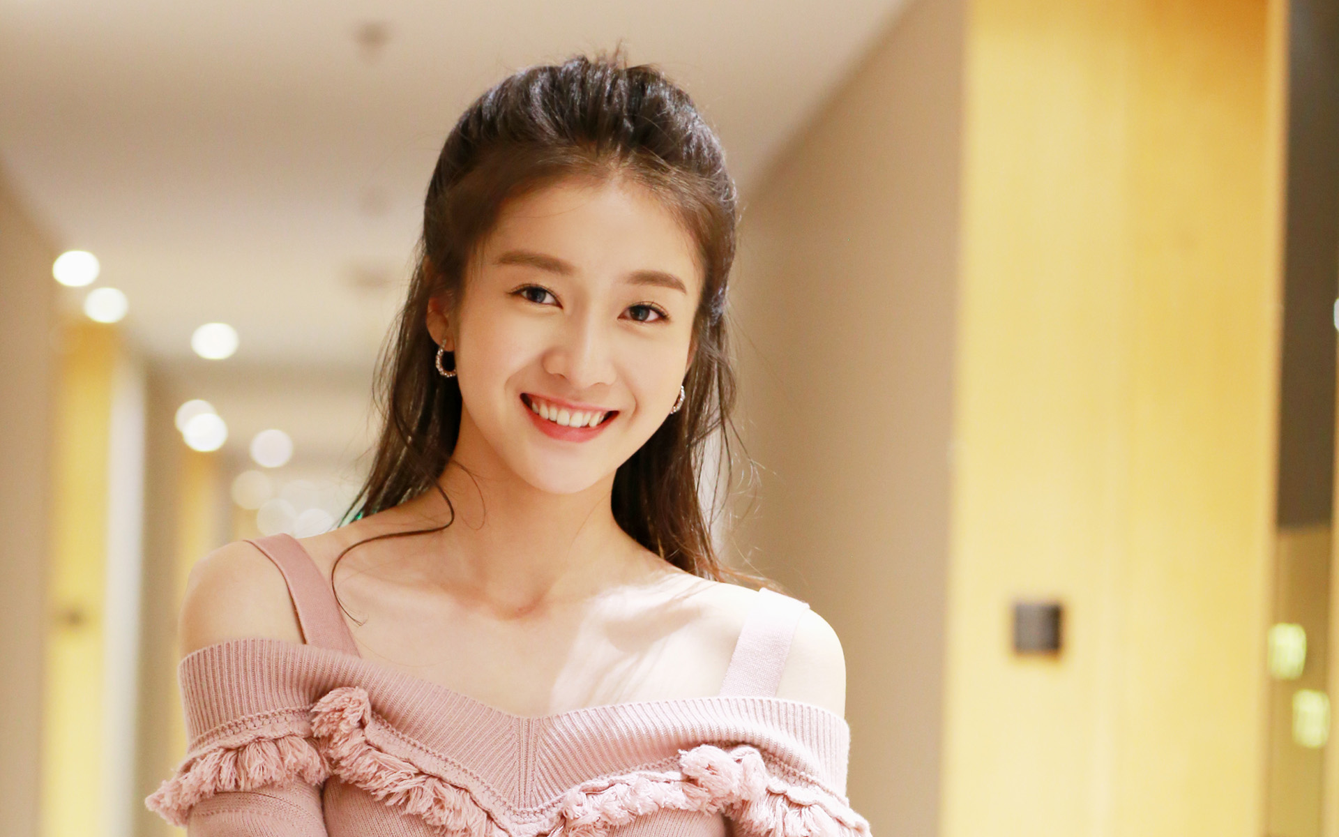 笑起来不露上牙的明星,露齿笑很丑的明星