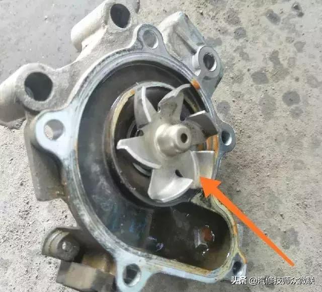 比亚迪底盘出现红色液体,比亚迪发动机底盘漏彩色的油