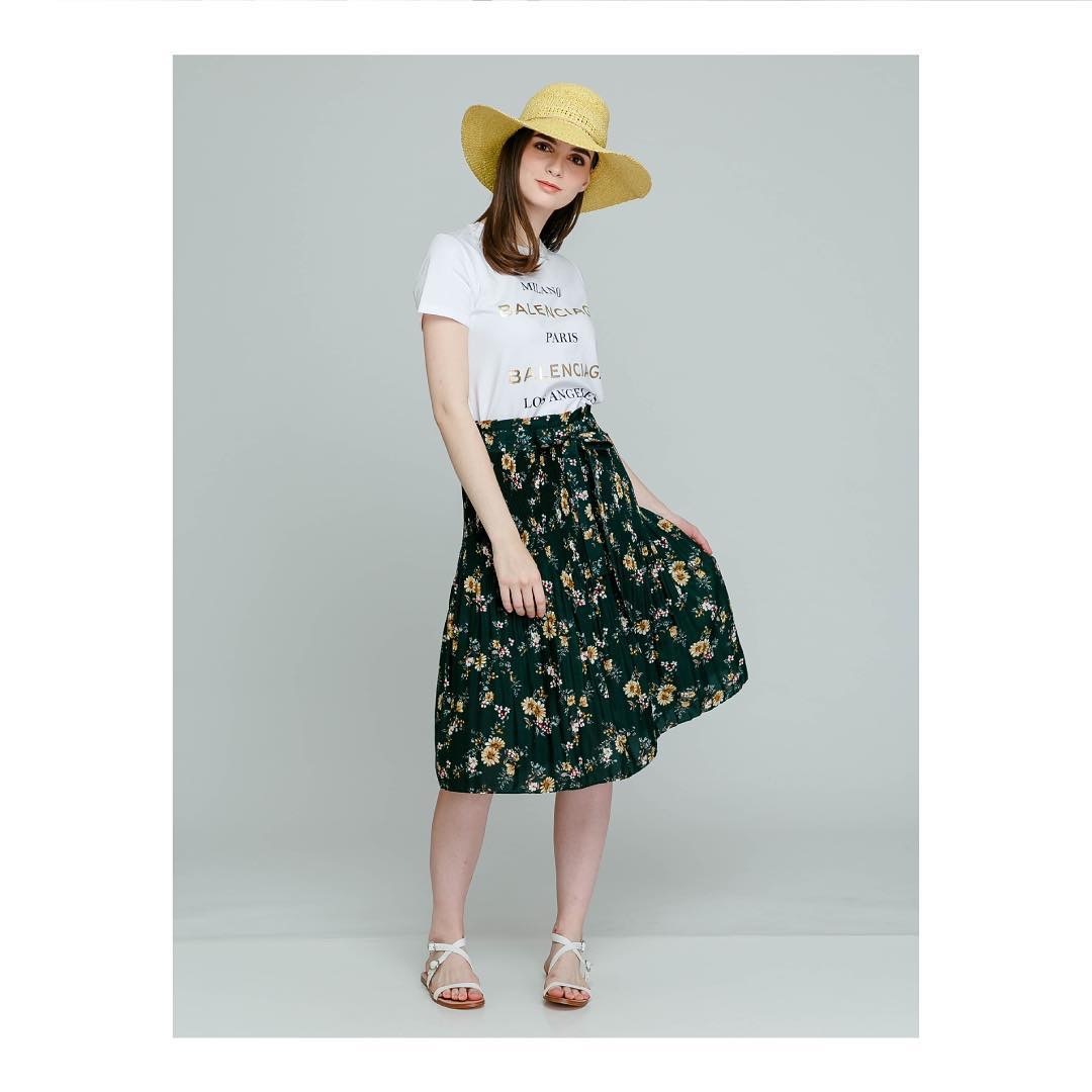 2022新款连衣裙洋气网红爆款绿色,绿色碎花连衣裙搭小白鞋还是高跟