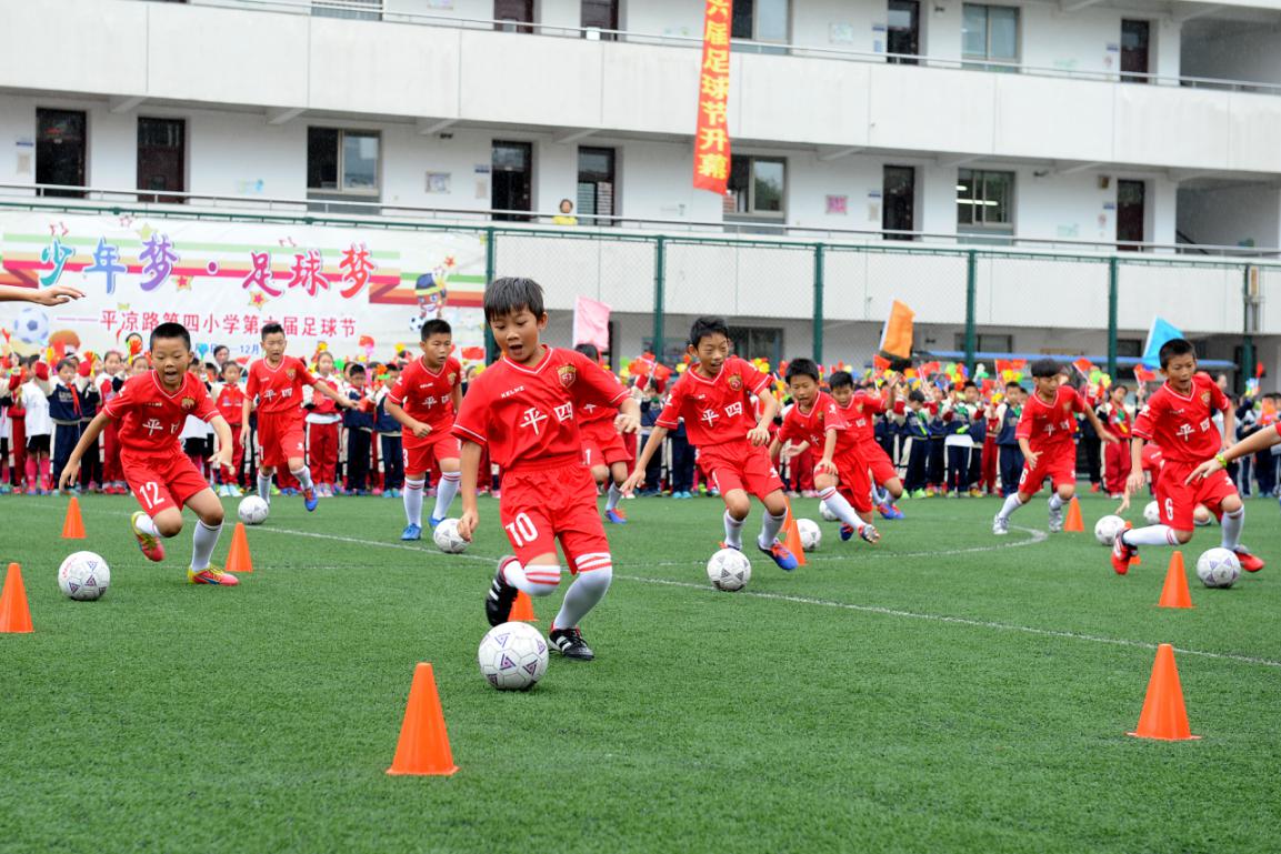 让足球成为学生终生发展的引领者,足球每一次经历都是一种成长