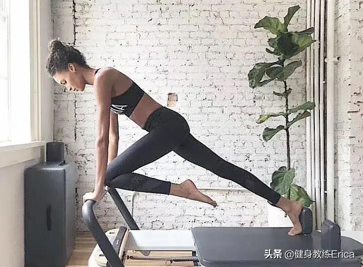 pilates普拉提器械训练,普拉提健身球卷腹