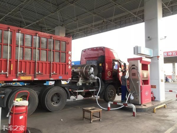 国六lng车价格,国六lng牵引车费气