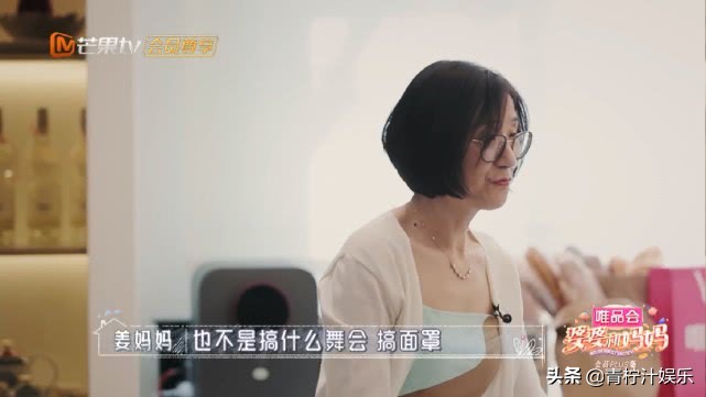 李佳航1岁儿子是个机智boy，徒手挤橙汁，李晟买一块碗89元不嫌贵