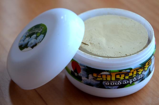 一种可以防晒和美容的锯末粉，缅甸女人男人都爱用