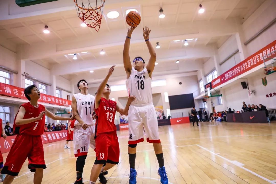 新·十六强齐亮相高中赛场见*力暴**隔扣丨18-19耐克高中联赛