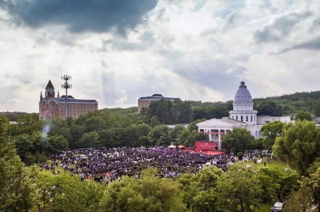 千人晚宴、体育狂欢、明星路演……玩转校园文化，尽享大学魅力！