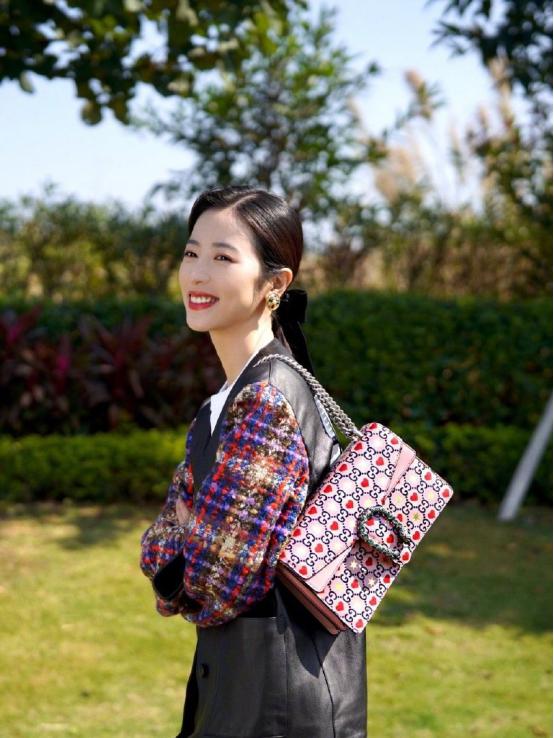 周雨彤寒武纪皮衣,周雨彤庄洁穿搭皮衣