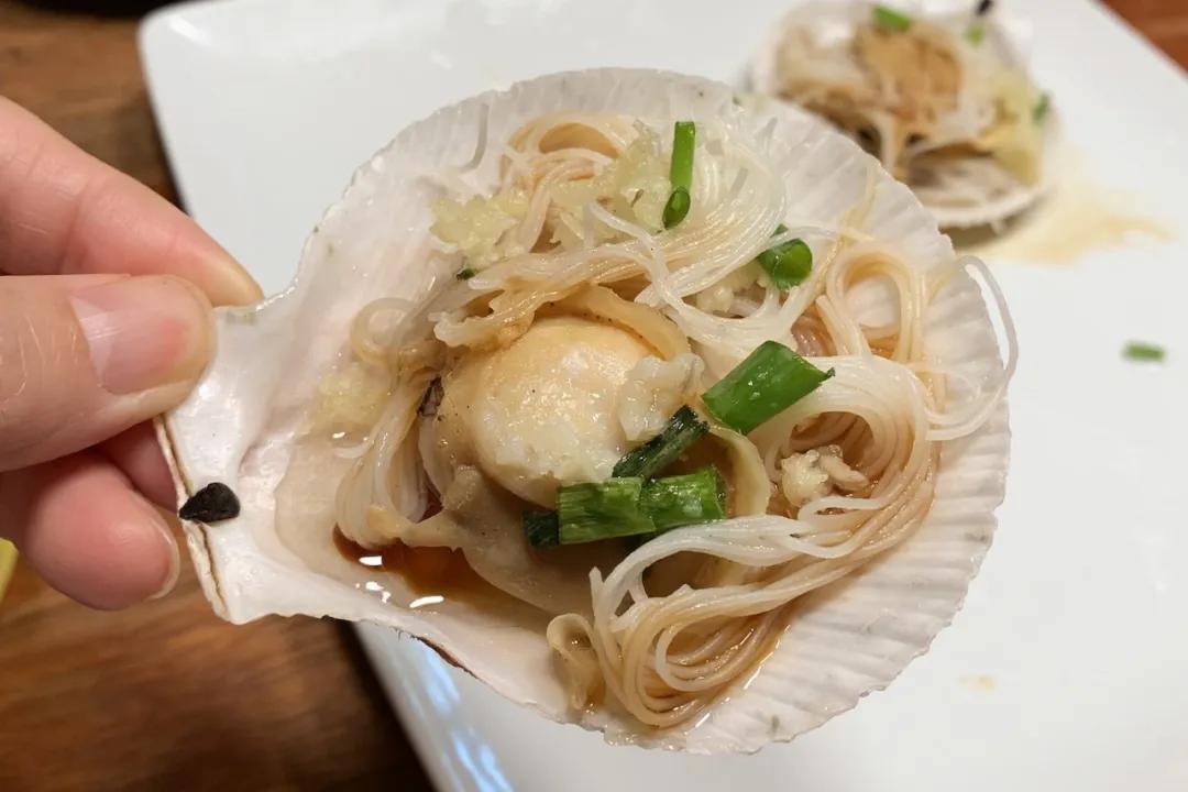 两个小孩给妈妈做大餐,两个女孩给爸妈做饭