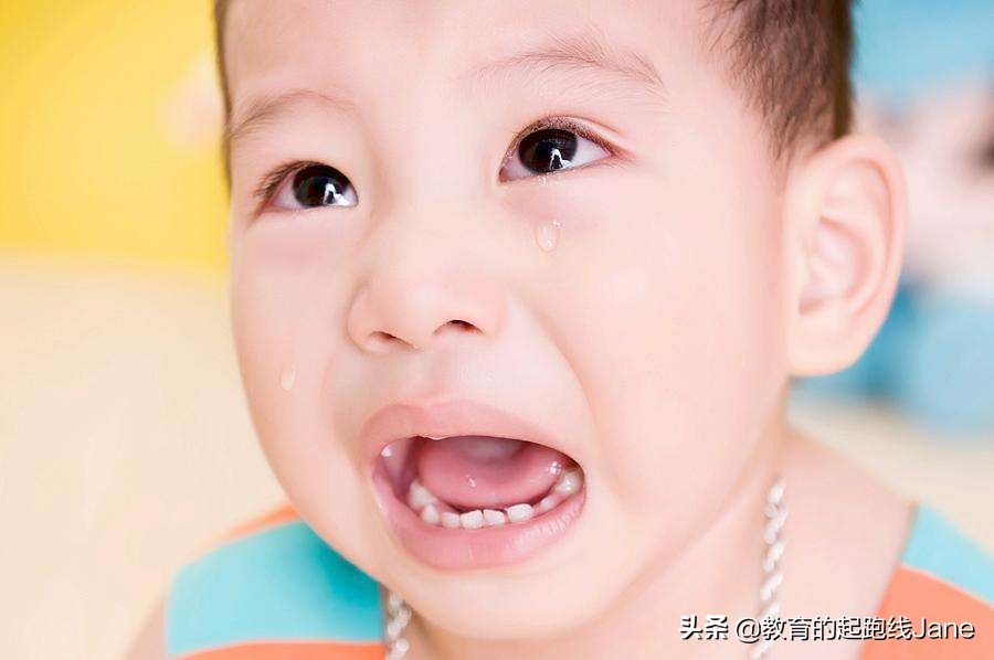 小孩生下来多长时间教他开口说话,假如孩子出生会说话