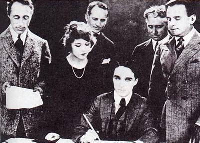 他5岁登台表演，12岁丧父13岁流浪街头，1个跌跤迎来喜剧人生