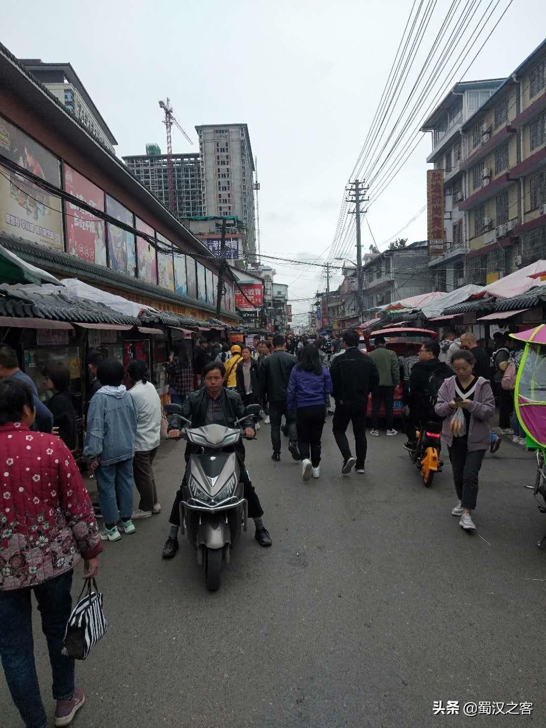汉中：陕西理工大学东门对面的饮食街烟火气很旺，赚足了学生胃口