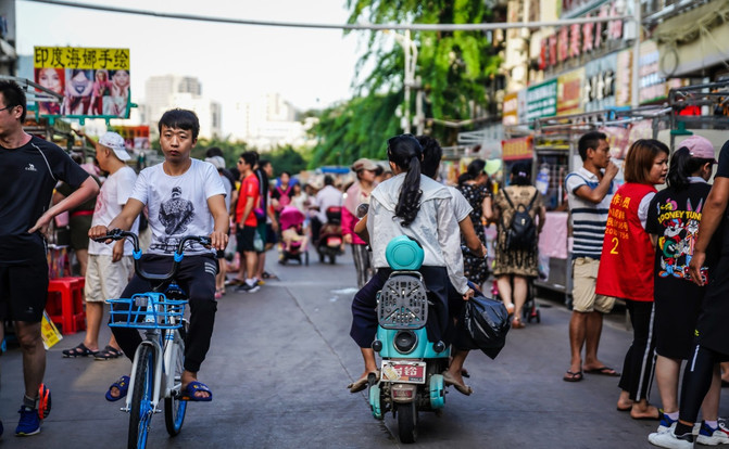一群年轻人到三亚，摆pose，拍照