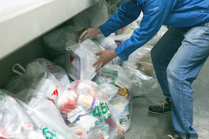 给老人倒垃圾,日本扔垃圾到底多费劲