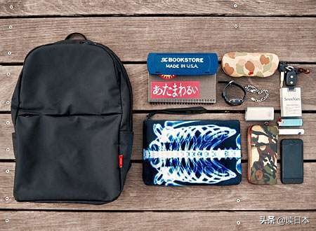 精致日本男孩的包包里都装了些啥？唇膏、防晒......比我还全！