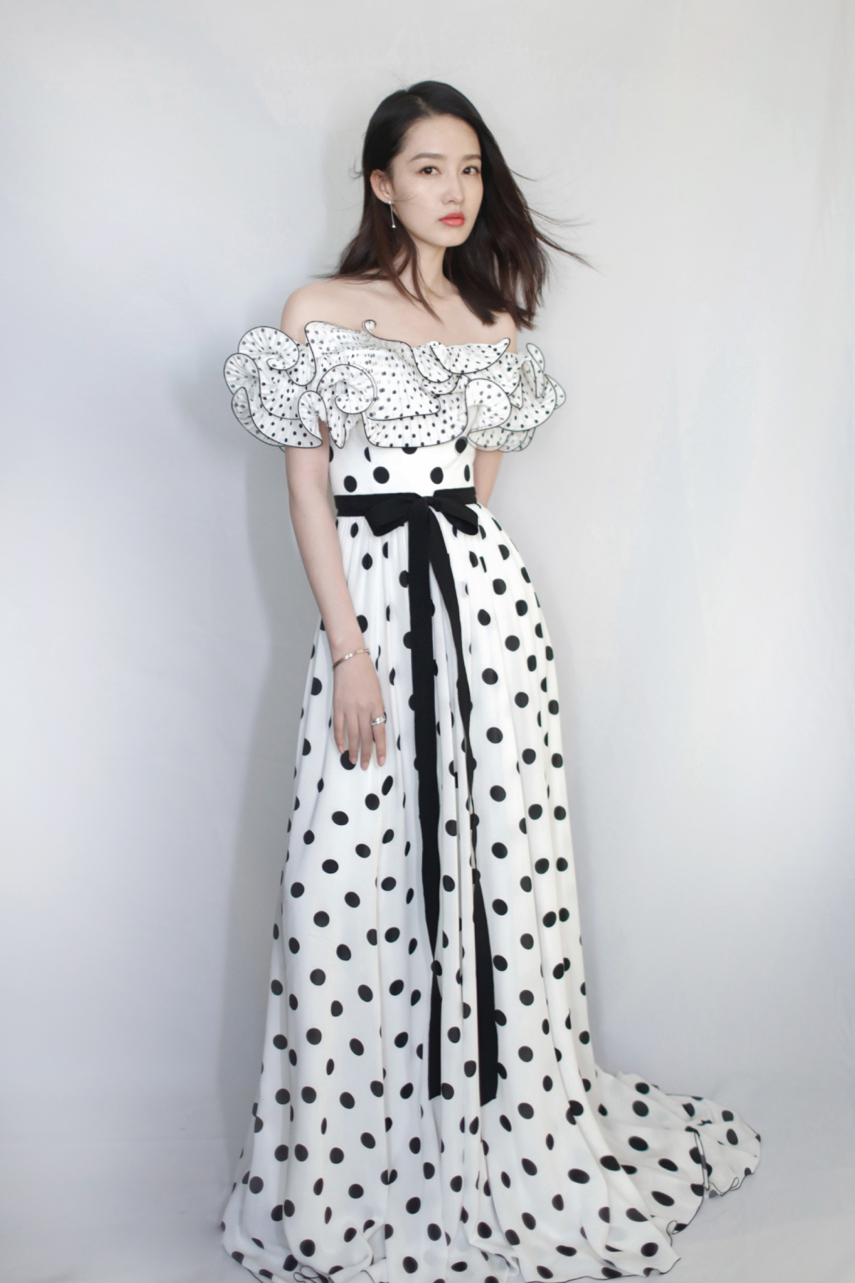 李沁的穿搭绿色西装,李沁穿黑色西装裙最新