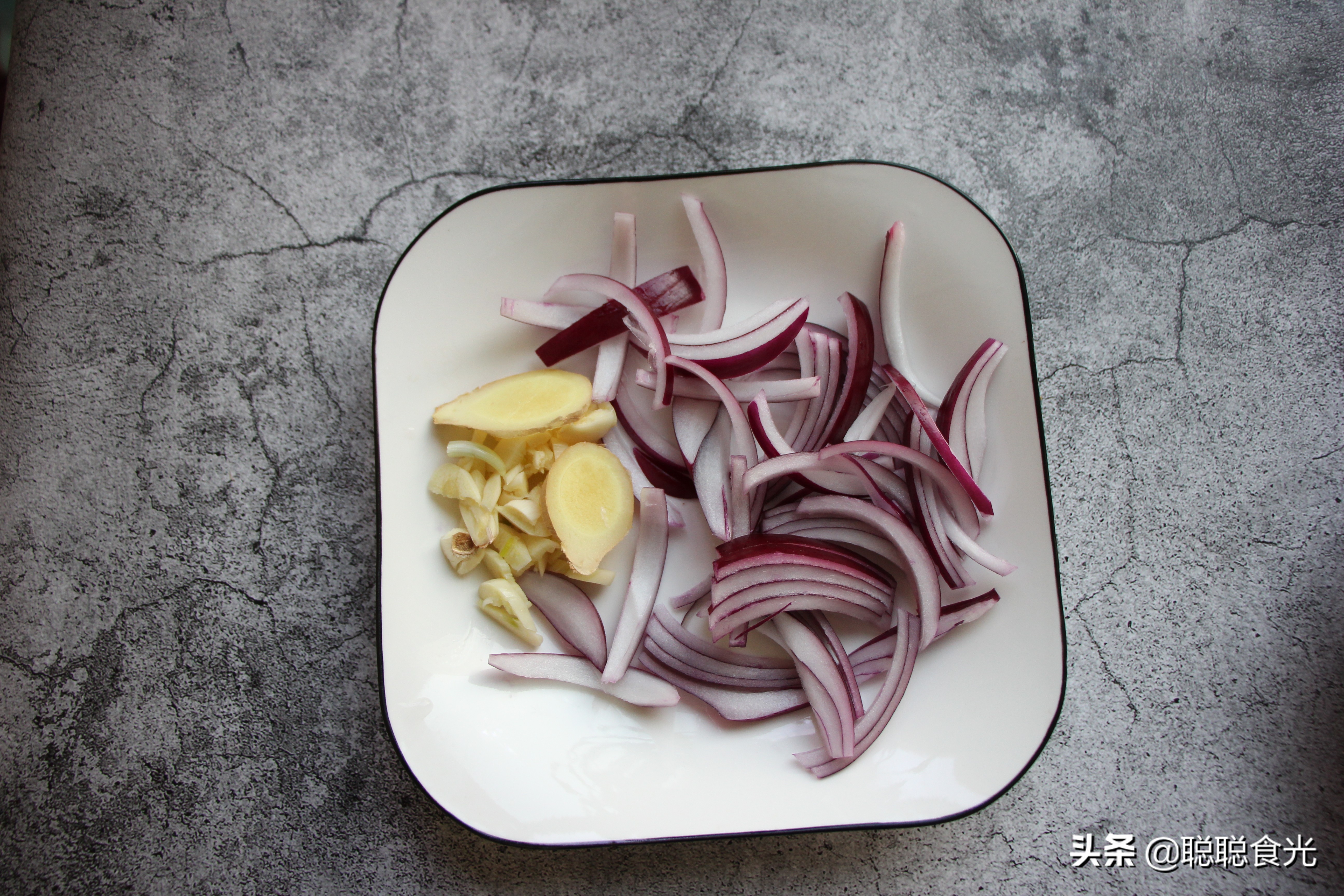 它名字叫鱼却不是鱼，随便炒一盘，开胃下饭，比鱼肉香