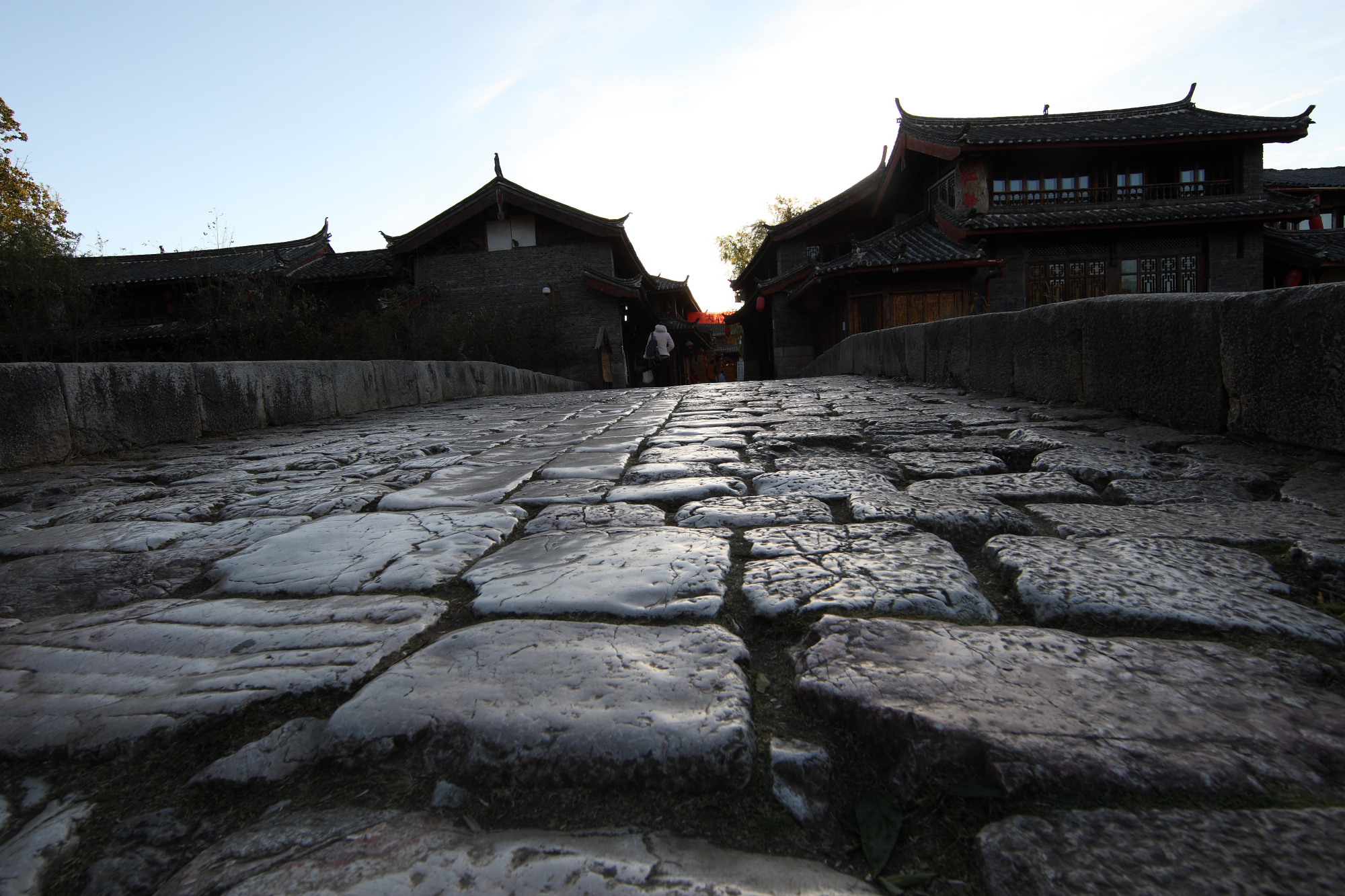 束河古镇和丽江哪个更值得去,丽江旅行住束河好还是丽江古城好