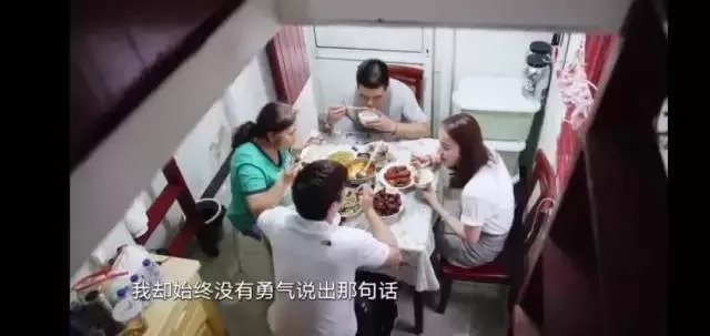 上海11㎡蜗牛窝住两代人，睡觉腿伸不直站着头碰天花板，还住30年