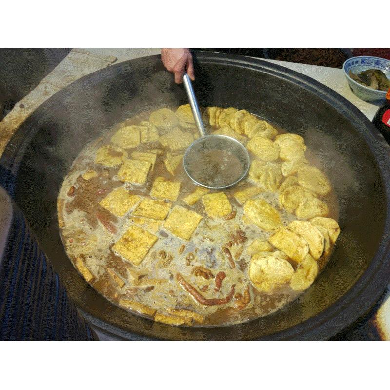 卤煮火烧地道的北京风味小吃,北京卤煮火烧里的菜碟