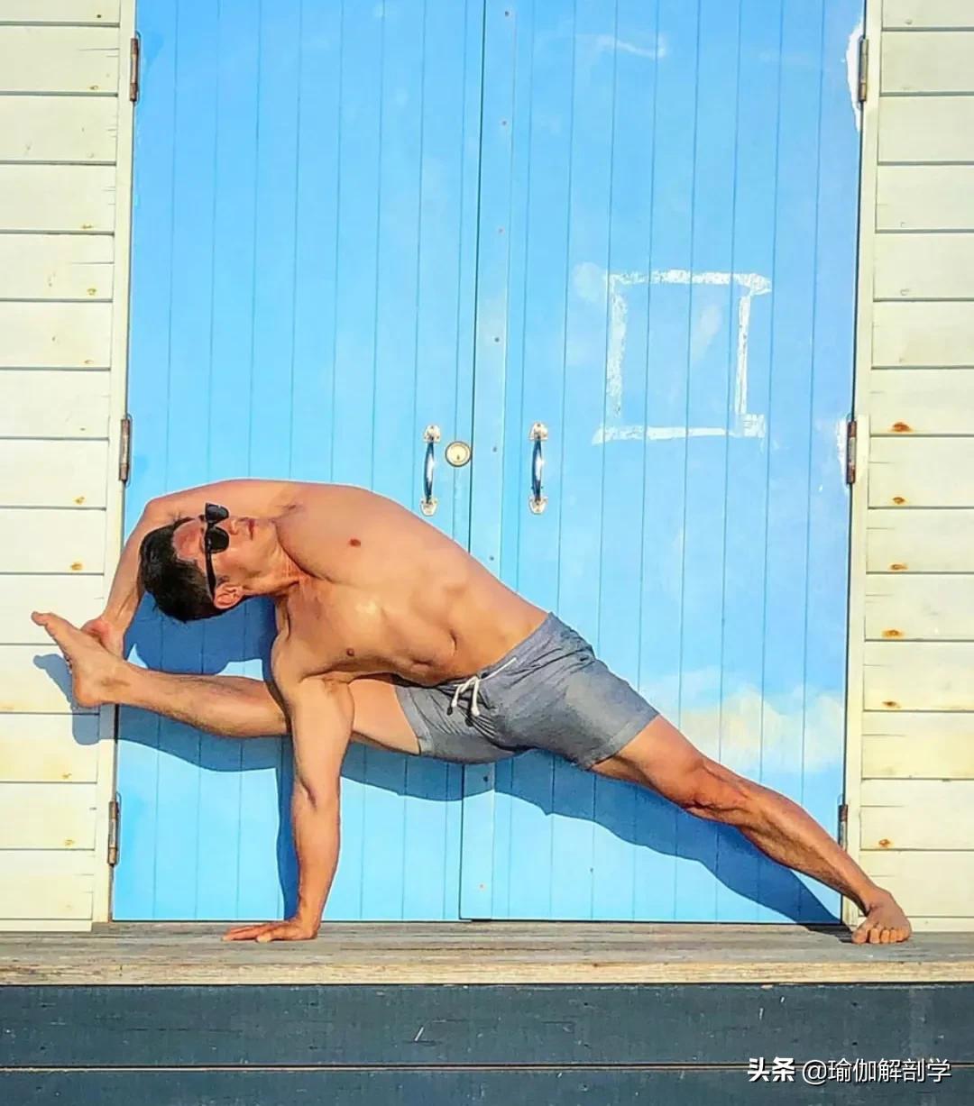 自律练瑜伽的男士,坚持练习瑜伽的男人刚柔并济