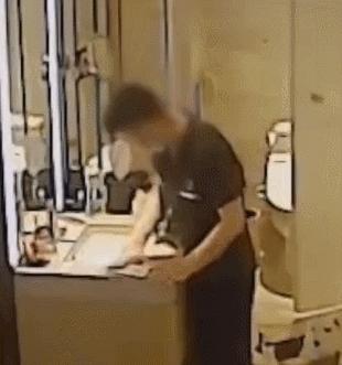 五星级酒店被爆毛巾擦杯子,酒店服务员用毛巾打扫卫生间