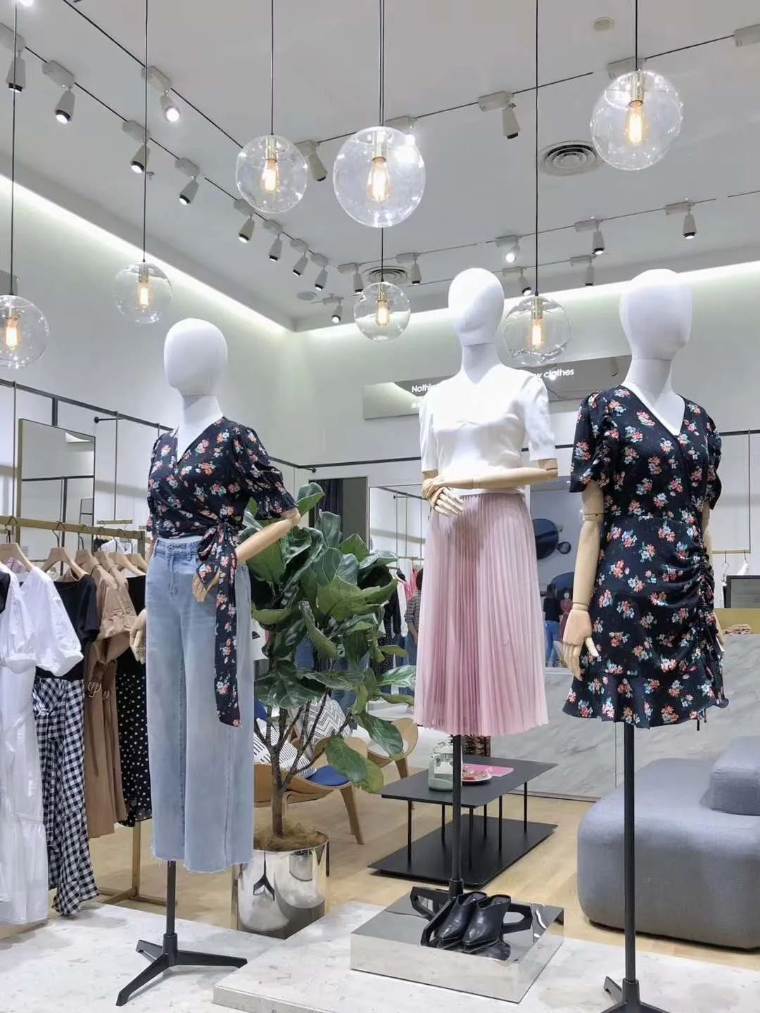 谁说服装店不行了？这个低调的女装却悄悄地开了1200多家店