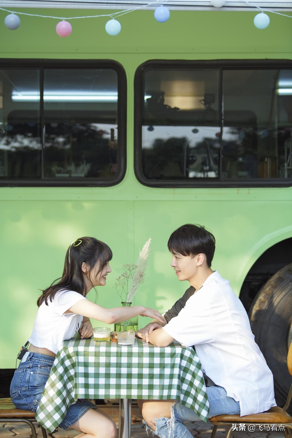 郑爽头绑彩带蝴蝶结甜美可爱与张恒互喂甜品爱意十足