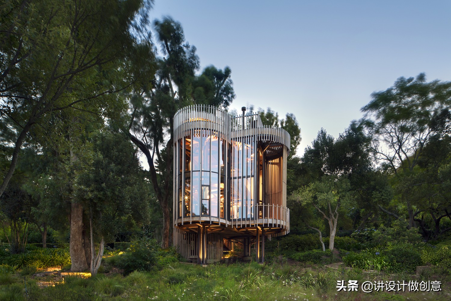 树屋房间设计壁炉红色调,树屋内设计