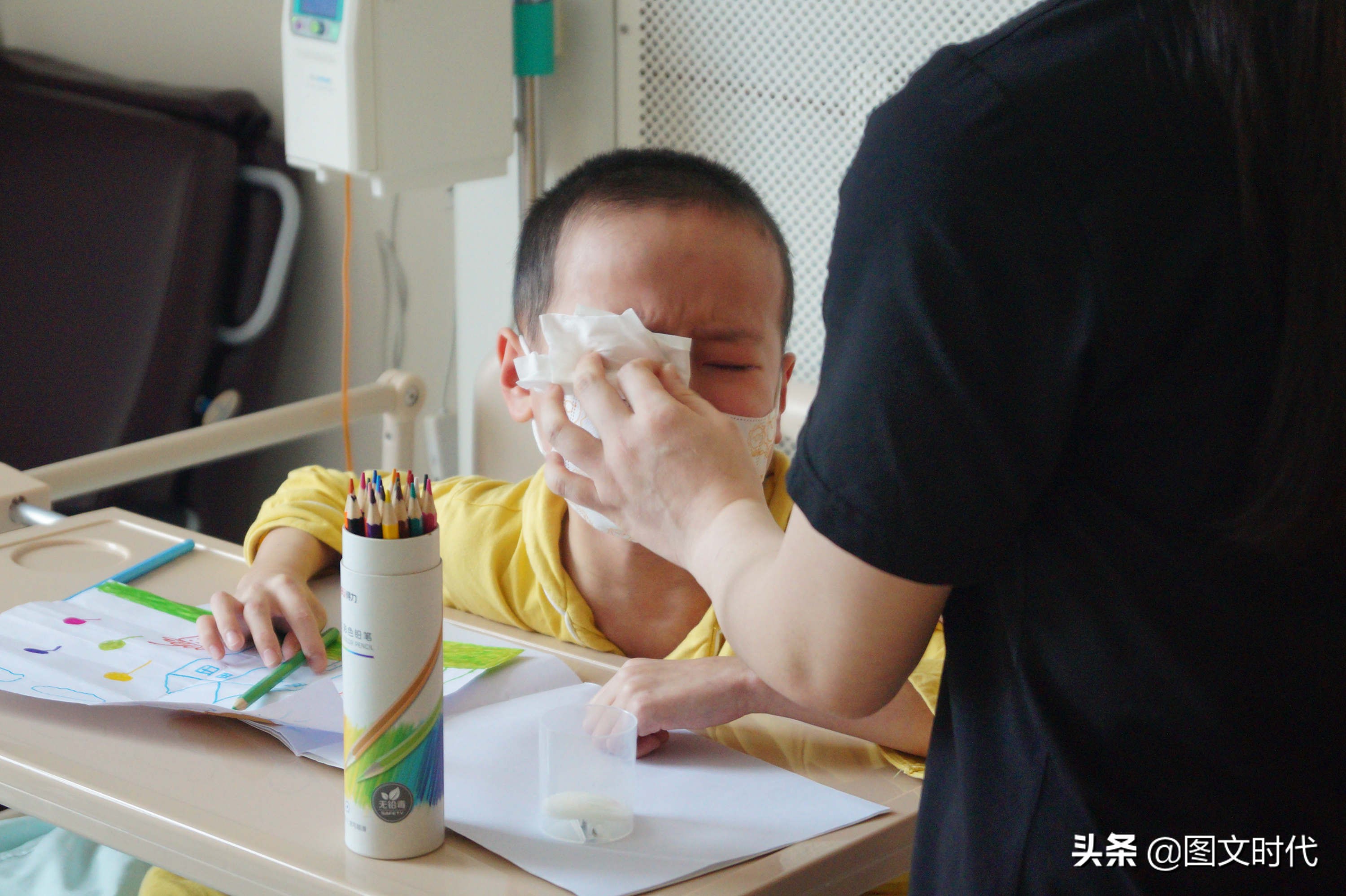 8岁男童挖鼻孔住院,一男子为救孩子被掏空