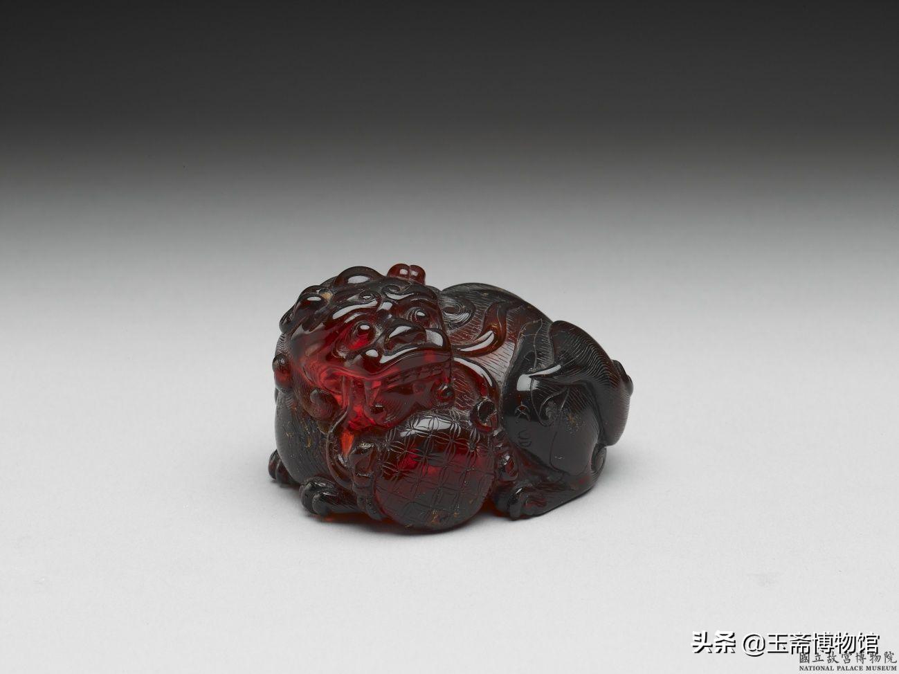 清乾隆时期琥珀蜜蜡雕刻摆件 (乾隆时期的琥珀鼻烟壶价值多少钱)