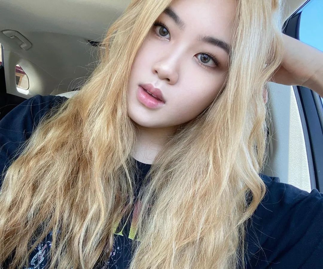 lisa和rosie秀恩爱,lisa与rosa在直播间接吻