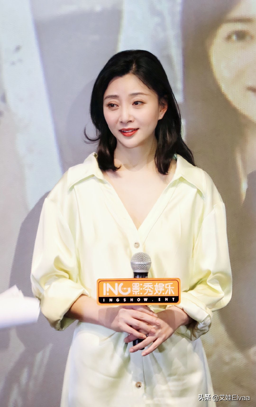 42岁殷桃发布会真拼，穿长裙为新剧跳舞，靠边站舞姿僵硬抢尽风头